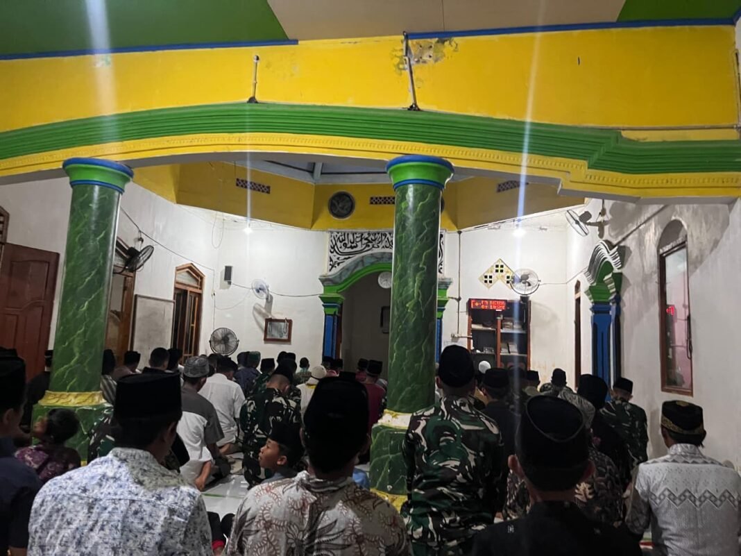 Kegiatan Sholat Tarawih Satgas TMMD 127 di Masjid Jami Darussalam, Banyuasin