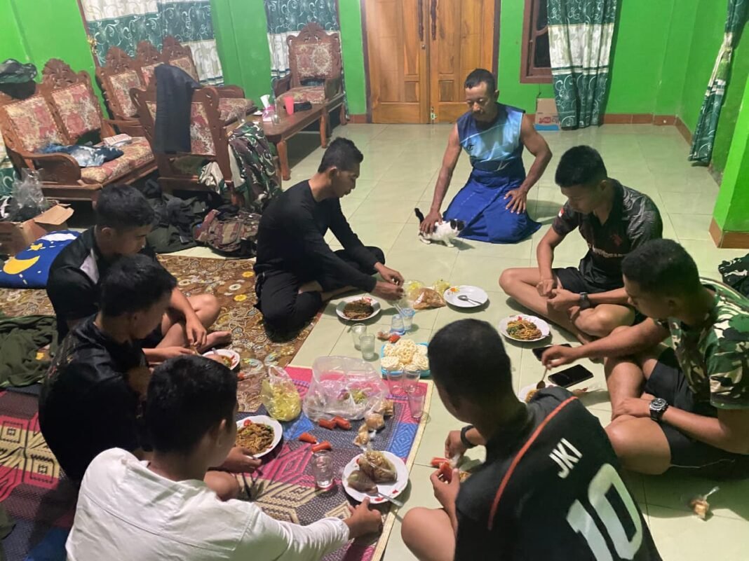 Keakraban Satgas TMMD 127 Kodim 0430/BA dalam Sahur Bersama Warga Desa Wonosari