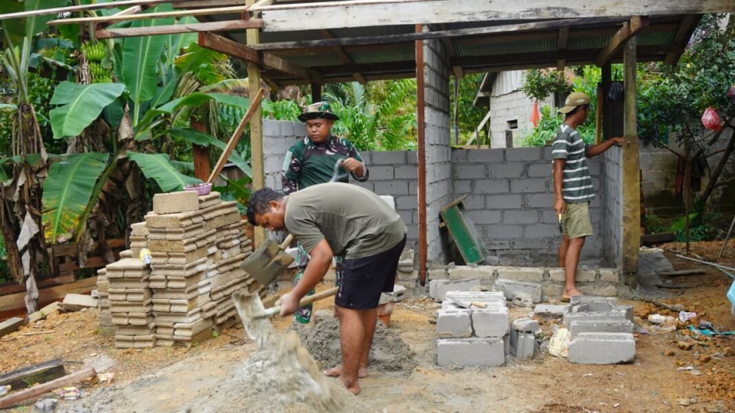Satgas TMMD 127 Bersama Warga Lanjutkan Pembangunan MCK di Desa Tri Buana