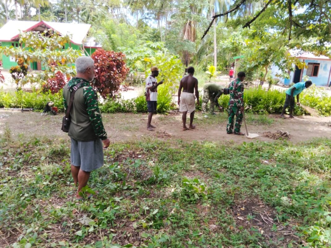 Kodim 1804/Kaimana Laksanakan Gotong Royong Bersihkan Jalan di Kampung Sisir 3