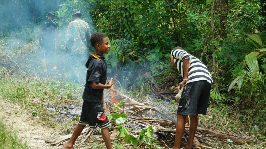 Satgas TMMD 127 Kodim 1804/Kaimana Lanjutkan Pembukaan Jalan Marsi-Sisir 2 dengan Capaian 70 Persen