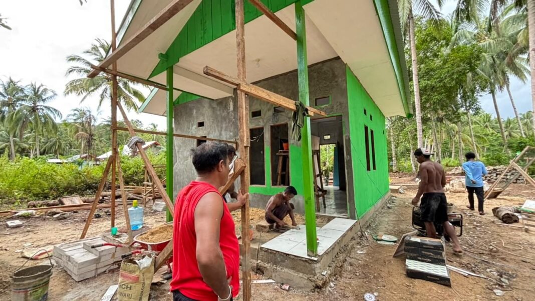 Kodim 1804/Kaimana Teruskan Proyek Pengecatan dan Pemasangan Tegel TMMD 127, Progres Mencapai 50 Persen