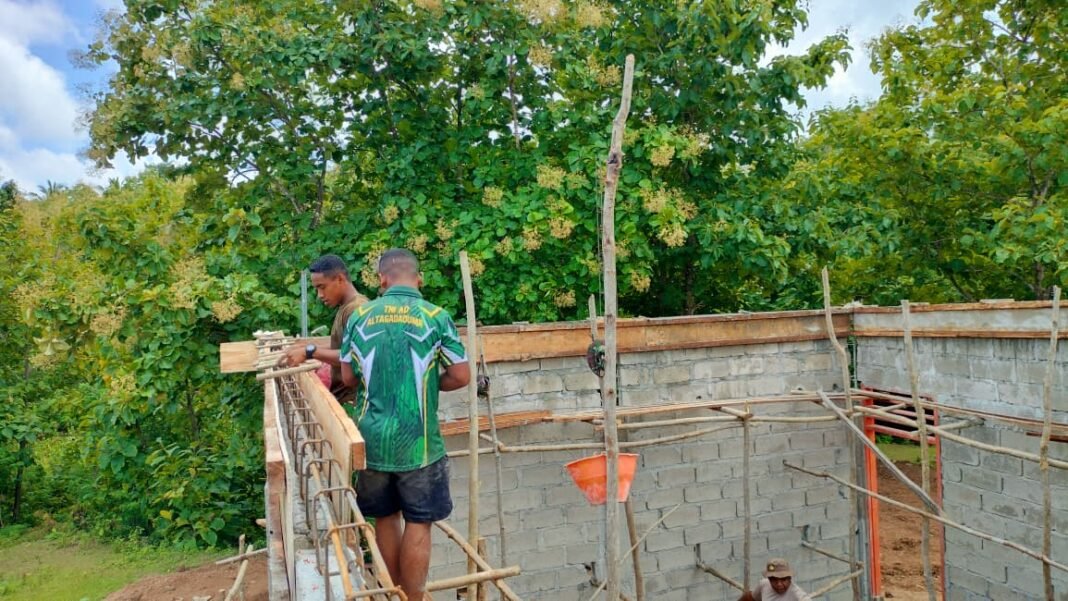 Sinergi Satgas TMMD dan Warga: Pembangunan RKB SMAN Bikomi Nilulat Mencapai Tahap Pemasangan