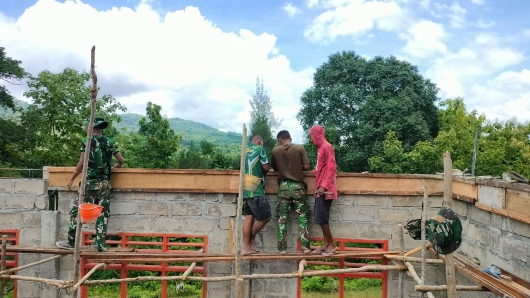 TMMD Ke-127: Pemasangan Papan Cor Slof Atas RKB Perbatasan Dimulai