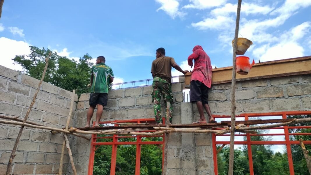 Progres Pembangunan RKB SMAN Bikomi Nilulat Melaju dengan Pemasangan Papan Cor TMMD 1618/TTU