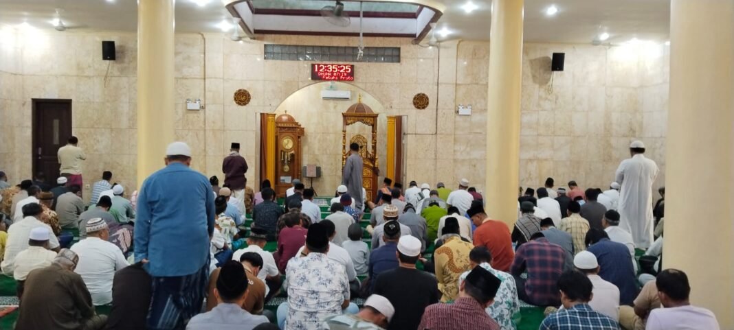 Babinsa Banjar Anyar Pastikan Keamanan Sholat Jumat, TNI dan Masyarakat Bersinergi