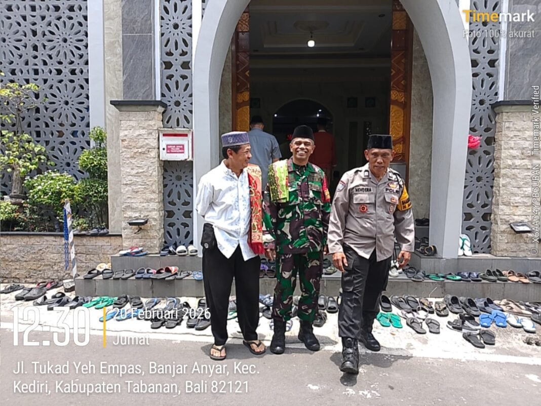 Sinergi TNI dan Masyarakat dalam Pengamanan Sholat Jumat di Banjar Anyar