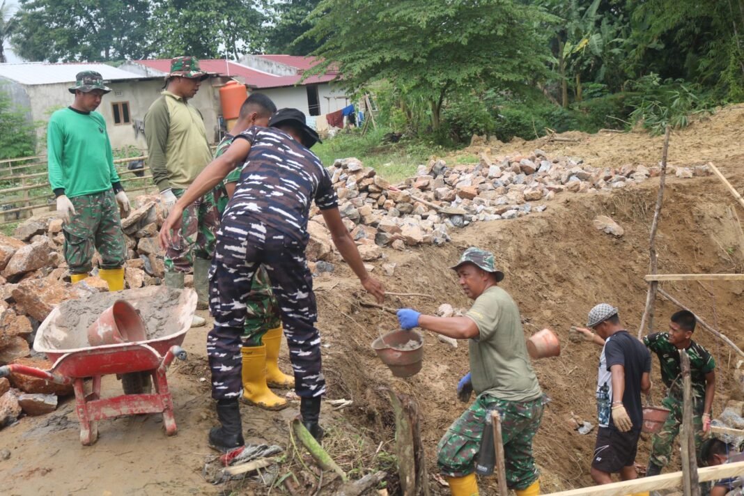 Kebersamaan Warga dan Satgas TMMD 127 Warnai Pembangunan di Poasia