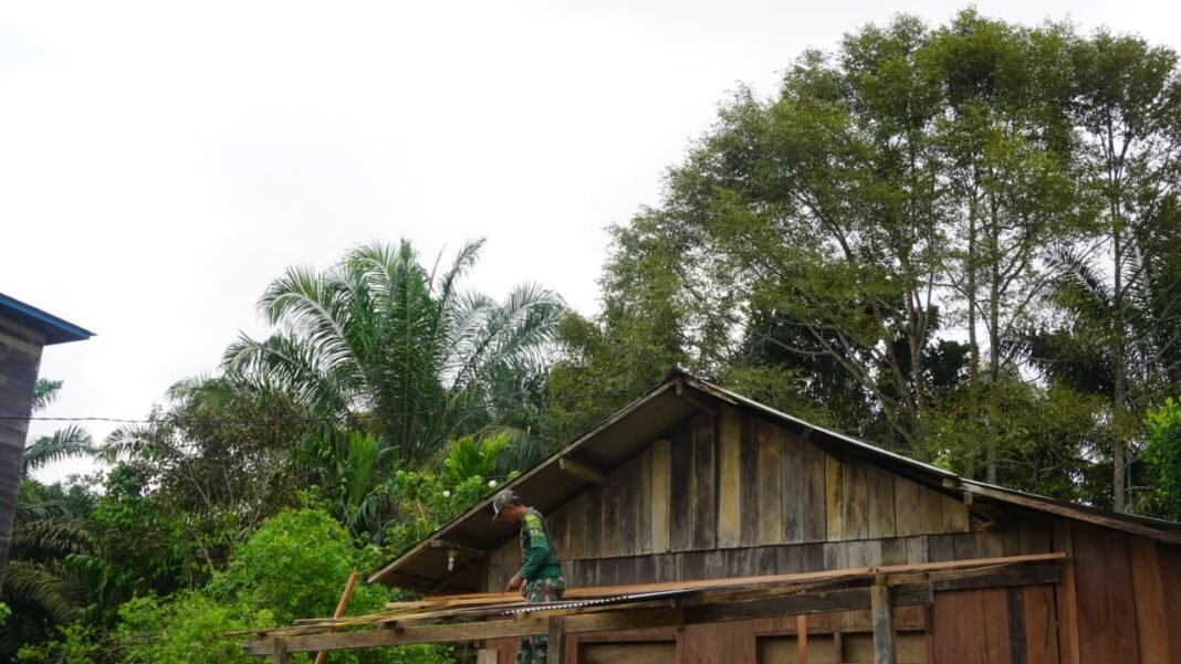 Renovasi RTLH Dimulai, Satgas TMMD Reguler ke-127 Bongkar Atap Rumah Bapak Sumardi