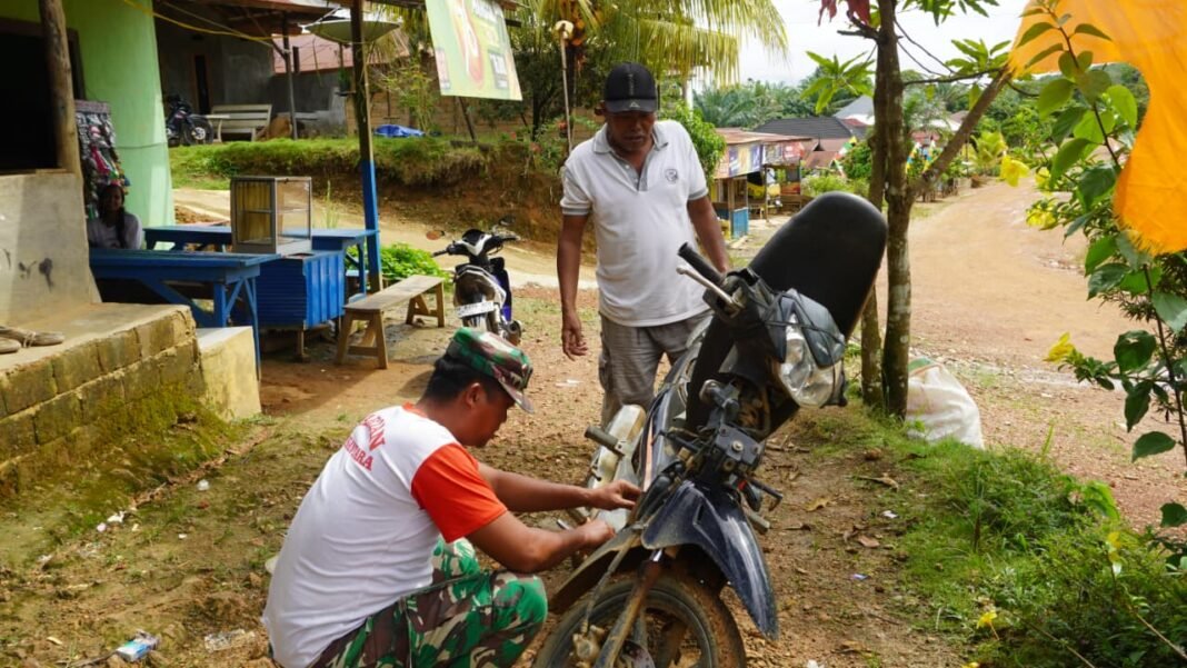 Satgas TMMD ke-127 Tunjukkan Kepedulian dengan Perbaikan Sepeda Motor Warga