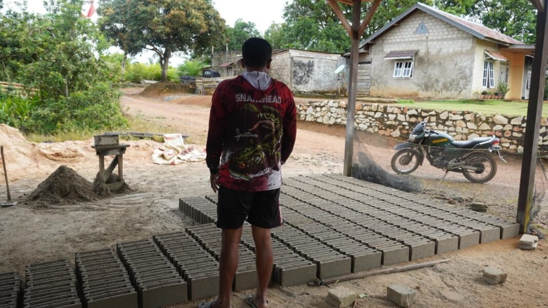 Anggota Satgas TMMD Reguler ke-127 Kodim 1015/Sampit Belajar Membuat Batako Secara Manual