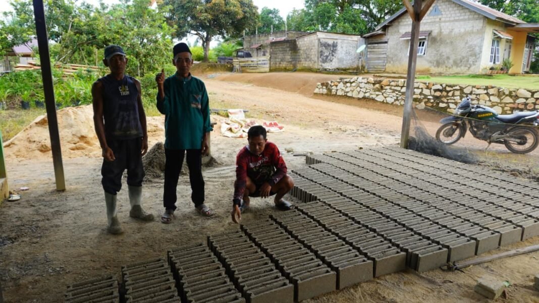Manfaatkan Waktu Luang, Satgas TMMD Reg-127 Kodim 1015/Sampit Pelajari Teknik Pembuatan Batako Tradisional