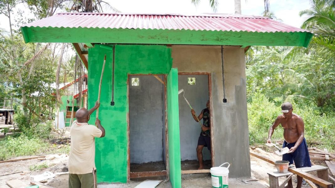 Wakil Komandan Satgas Pimpin Pekerjaan Pengecatan MCK TMMD 127 di Kampung Sisir