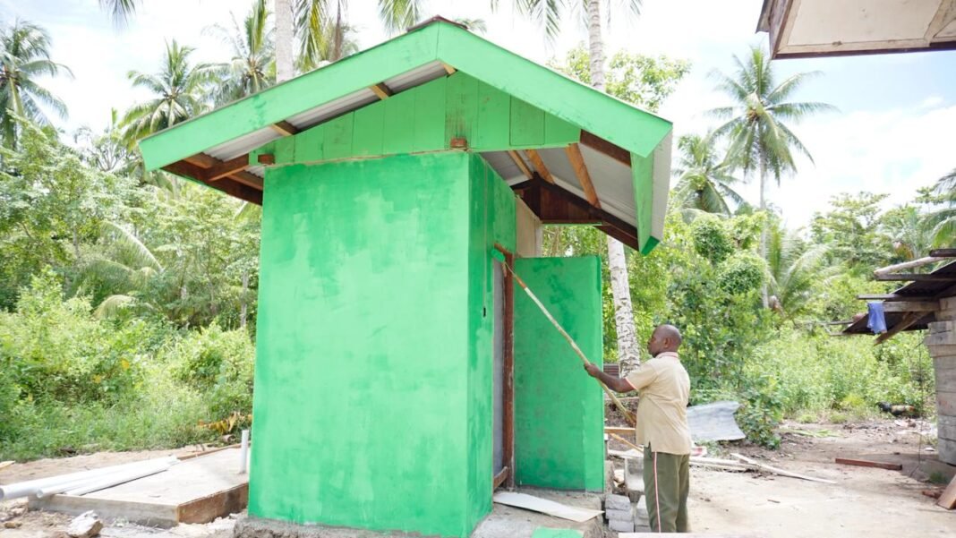 Kapten Inf Leonard Sahulata Memimpin Finishing MCK TMMD 127 di Kampung Sisir