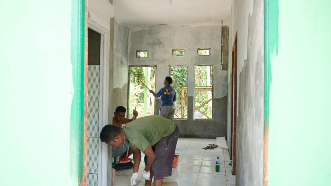 Pemasangan Keramik TMMD 127 Kodim 1804/Kaimana Capai 60 Persen