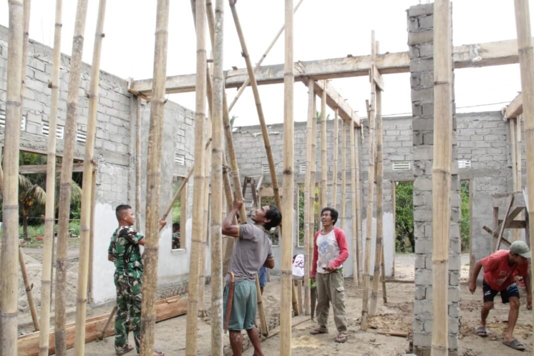 Kerjasama TNI dan Warga Dalam Pembangunan Masjid di Desa Oyom