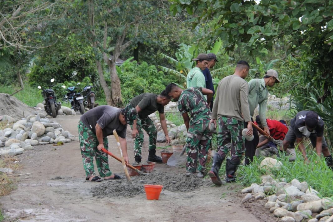 Sinergi Satgas TMMD dan Warga Mempercepat Pembangunan Infrastruktur Desa Oyom