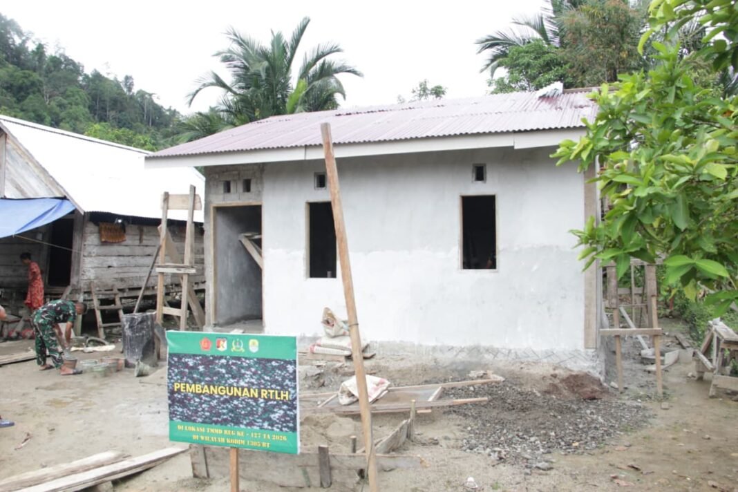 Kolaborasi Satgas TMMD dan Warga Dukung Pembangunan RTLH di Desa Oyom