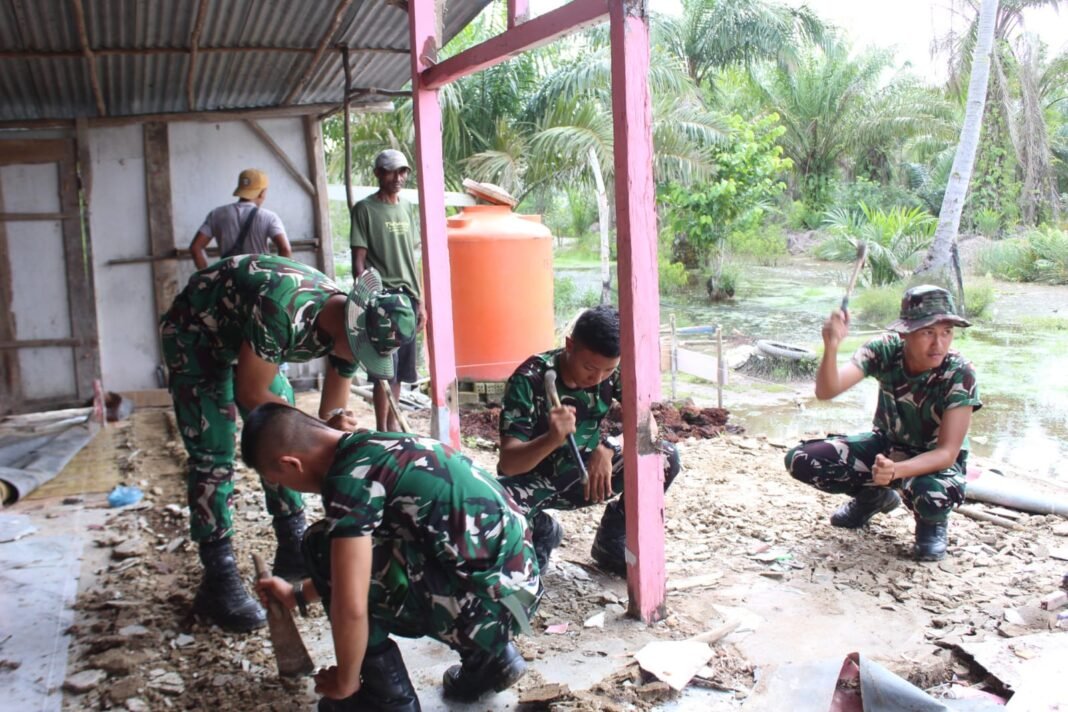 Pembongkaran RTLH Ibu Suharti Dimulai oleh Satgas TMMD 127 di Banyuasin