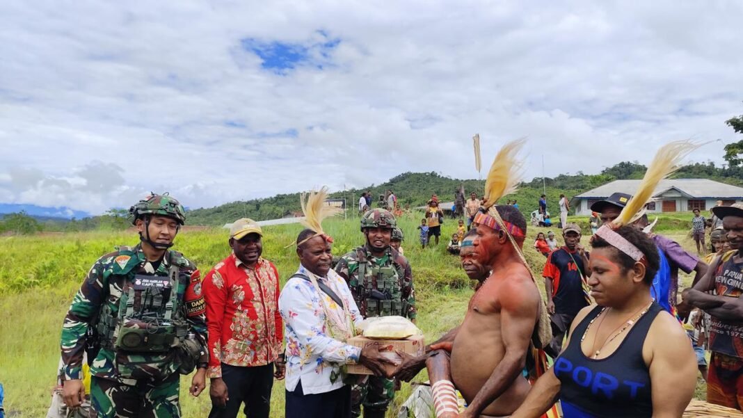 Satgas Yonif 751/VJS Terima Kunjungan DPRD Pegunungan Bintang di Distrik Tarup: Penyaluran Bantuan untuk Warga