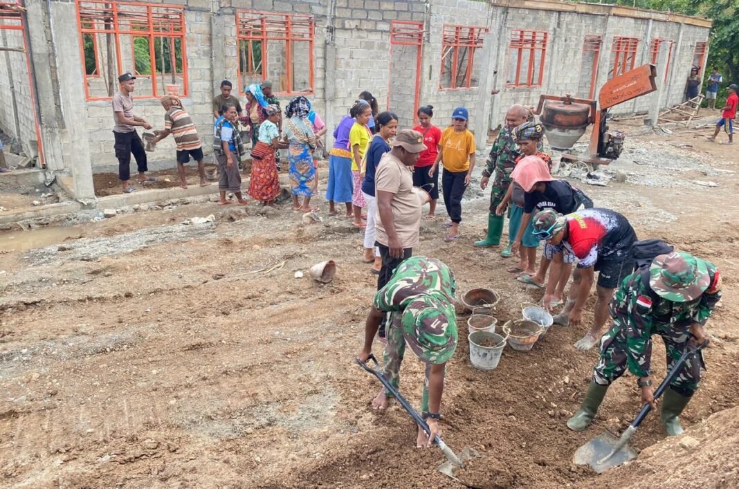 Kebersamaan Satgas TMMD Kodim 1618/TTU Percepat Pembangunan RKB di Desa Sunkaen