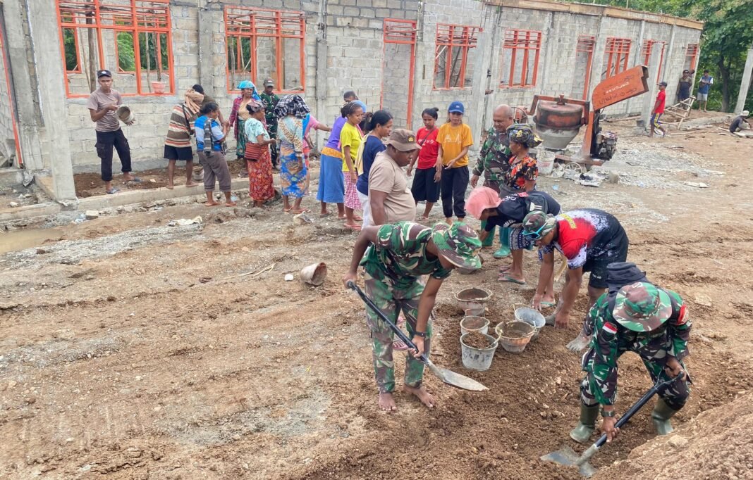 Gotong Royong TNI dan Warga dalam Membangun Sekolah di Perbatasan