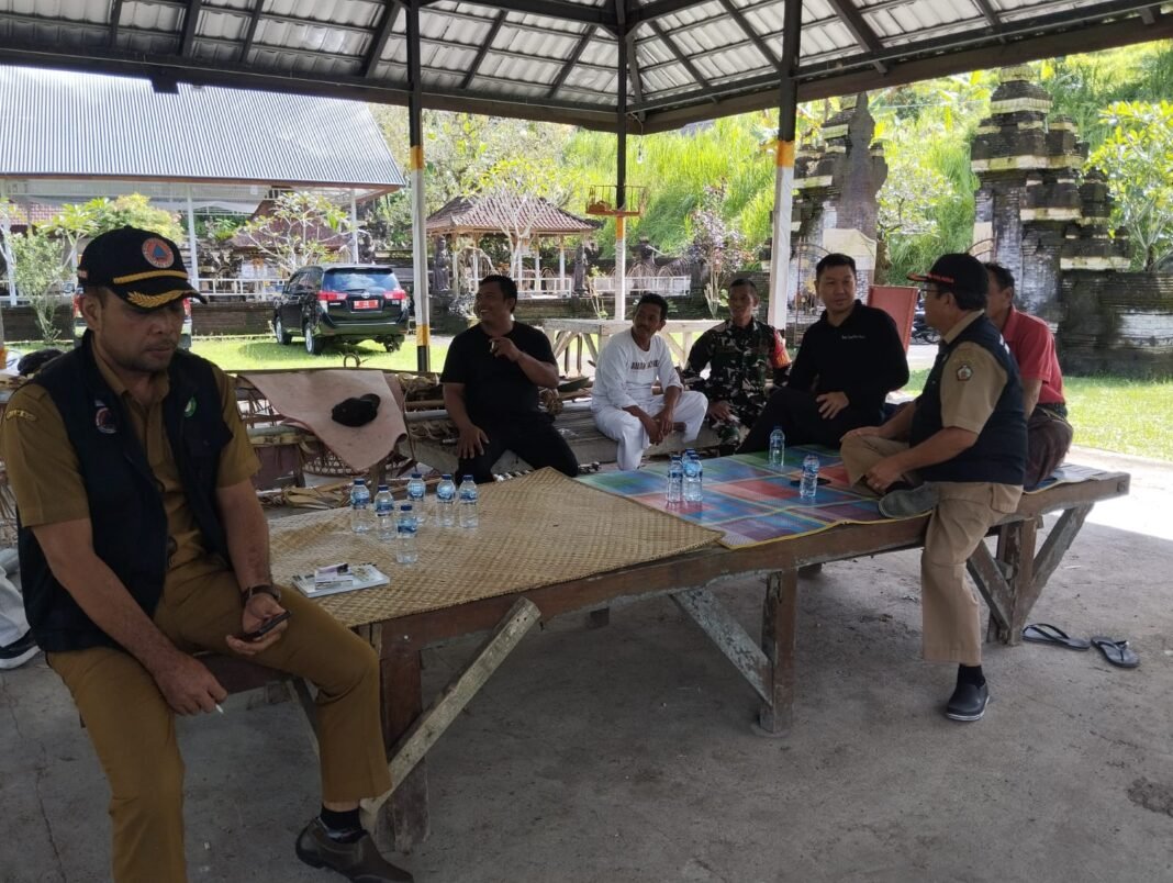 Babinsa Susut Bersama BPBD dan Aparat Lakukan Komsos serta Pengecekan Pura Manik Tirta