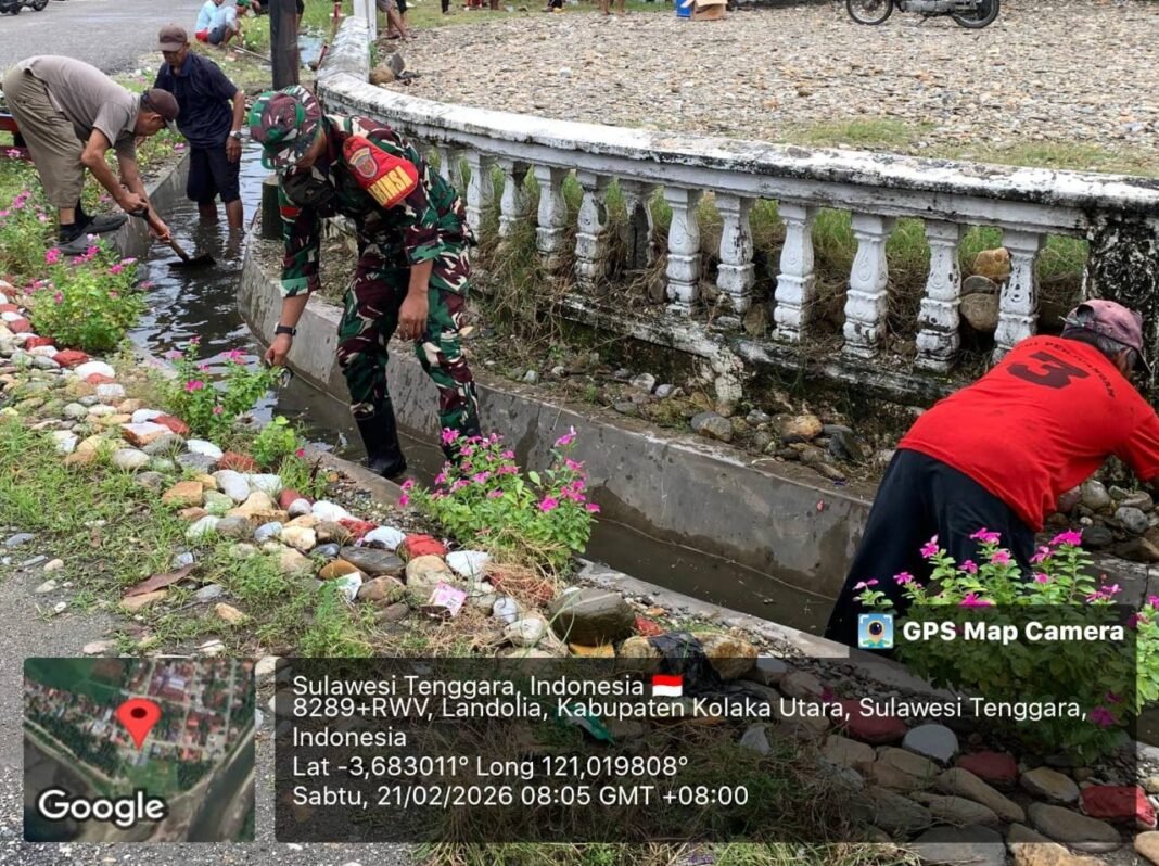 Babinsa Ranteangin Bersama Warga Lakukan Kerja Bakti Bersihkan Drainase Masjid