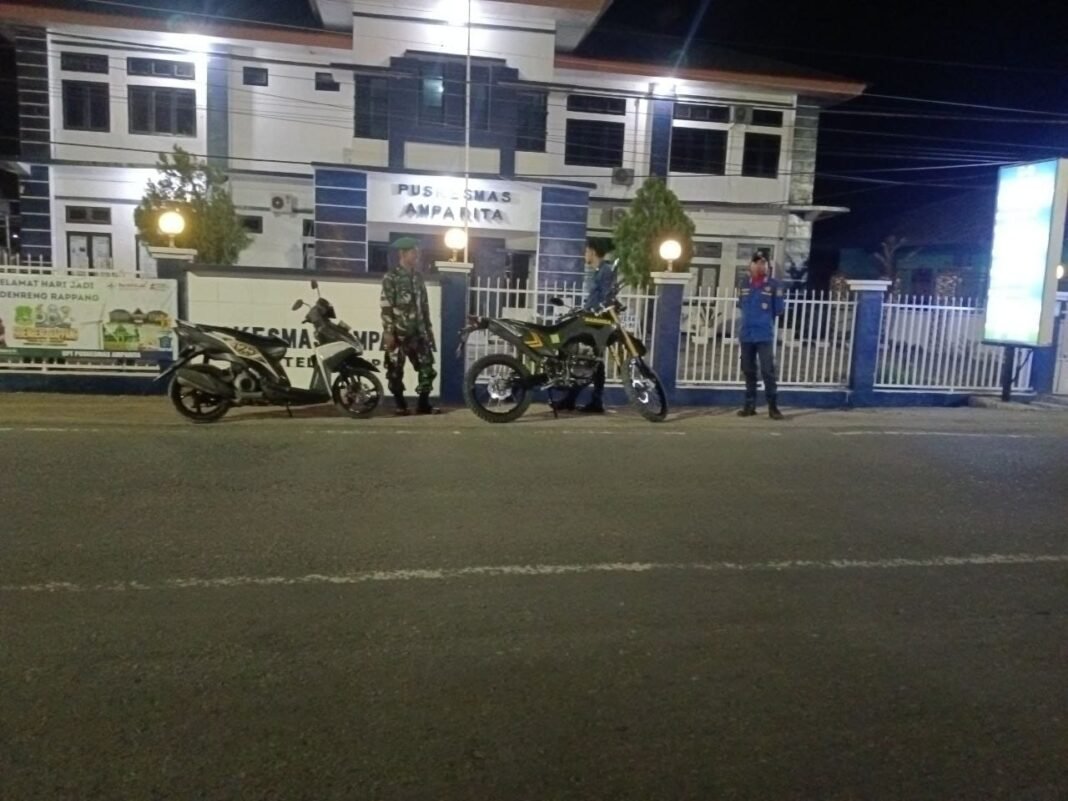 Patroli Siskamling Bersama, Babinsa di Tellu Limpoe Tingkatkan Keamanan Wilayah