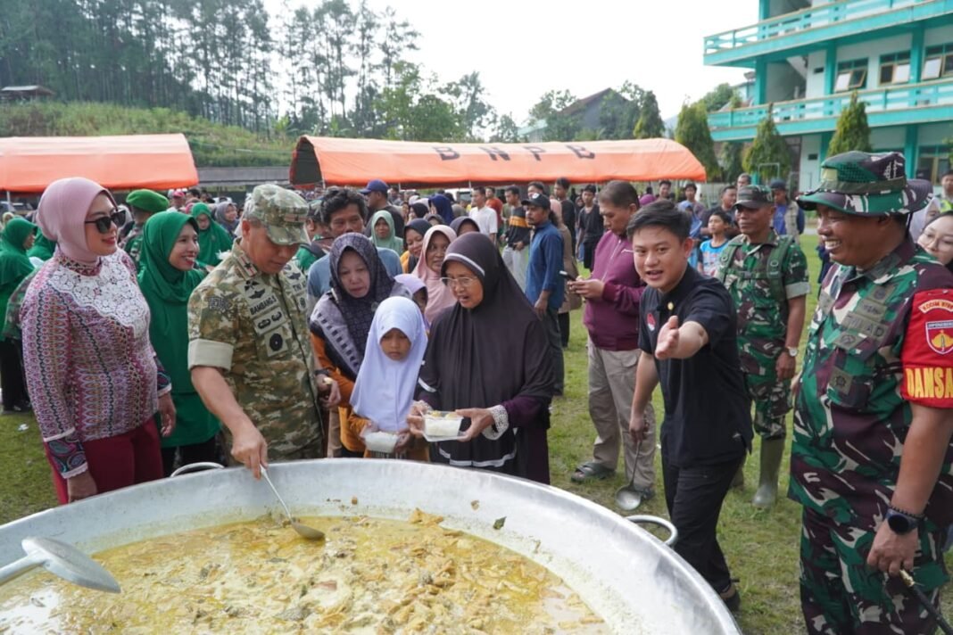 Kebersamaan Terwujud dalam Masak Besar Bersama Bobon Santoso dan TNI di Kebumen