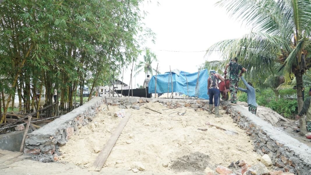 Tetap Semangat, Satgas TMMD 127 Kendari Selesaikan Pengerjaan Jembatan di Sambuli