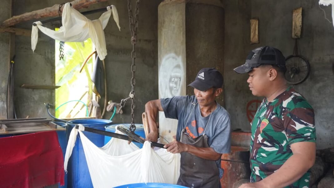 Satgas TMMD ke-127 Berikan Dukungan kepada Usaha Pembuat Tahu di Kotawaringin Timur