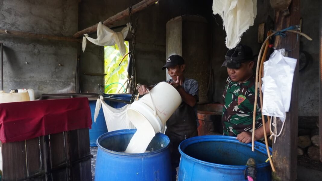 Satgas TMMD Ke-127 dari Kodim Sampit Lakukan Edukasi Kebersihan untuk Pengusaha Tahu Desa Tri Buana