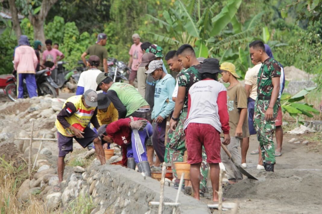 Pengerasan Jalan dan Pembangunan Talud oleh Satgas TMMD ke-127 di Dusun Ogomolobu