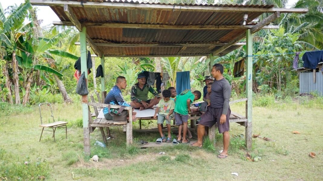 Kodim 1804/Kaimana Wujudkan Kebersamaan dalam TMMD 127 Bersama Anak-Anak Kampung Sisir