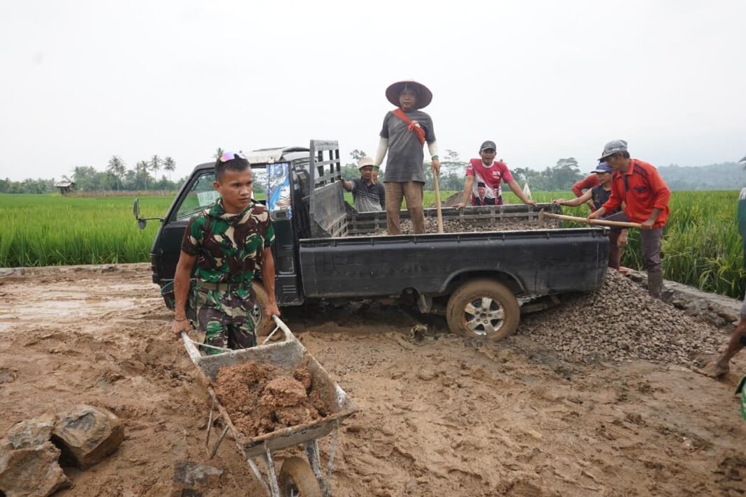 Sinergi Warga dan TNI dalam Proyek TMMD ke-127: Pembangunan Jalan Rabat Beton di Pesawaran