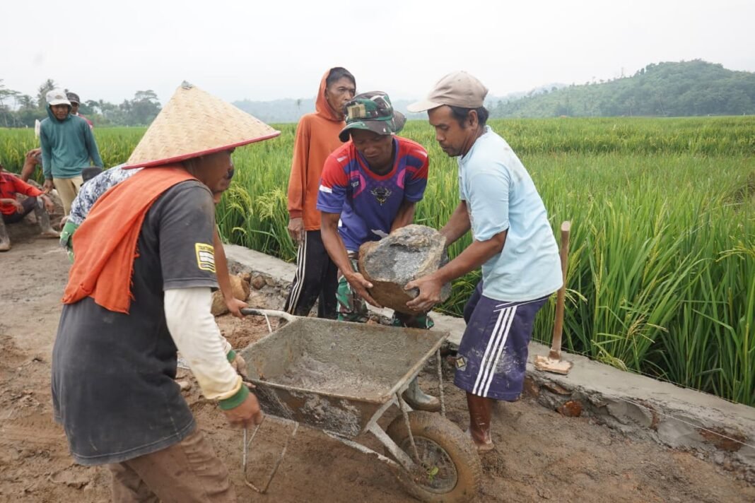 Semangat Tinggi dalam TMMD ke-127, Angkat Batu Besar Seperti Roti