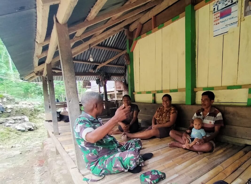 Babinsa Sertu Silas Kikhau Perkuat Hubungan Dengan Warga Dokakaka Melalui Komsos