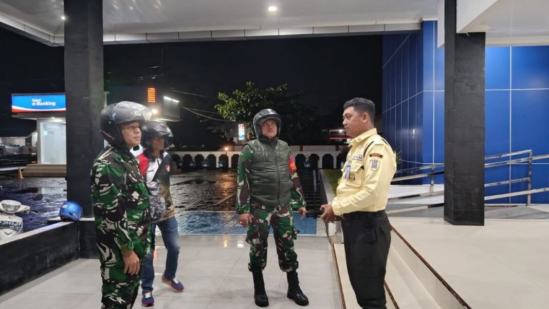 Upaya TNI Menjaga Keamanan di Sidrap Melalui Patroli Siskamling