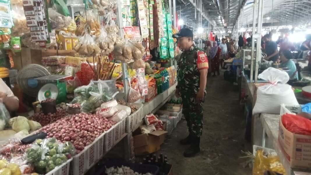 Babinsa Koramil 1420-04/Watang Pulu Pantau Harga Sembako di Pasar Lawawoi untuk Kesejahteraan Masyarakat