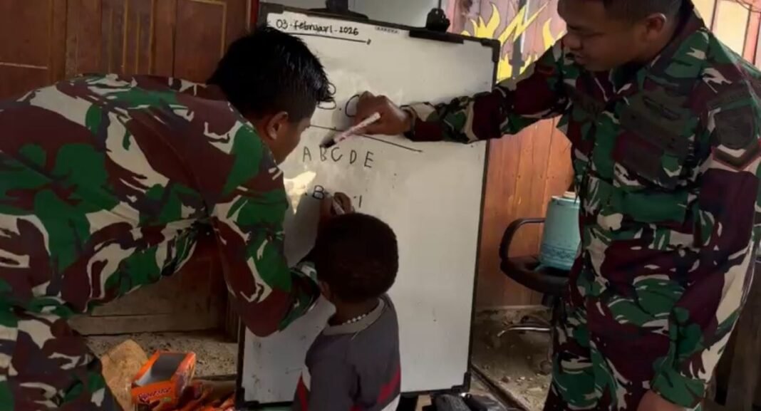 TNI Berkontribusi dalam Pendidikan: Pos Oksop Yonif 751/VJS Gelar Pembelajaran Calistung untuk Anak Perbatasan