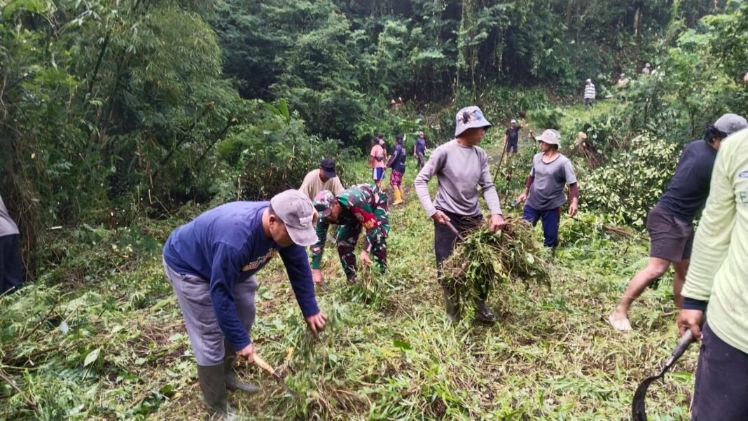 Meningkatkan Sinergi TNI dan Masyarakat, Babinsa Apuan Terlibat dalam Karya Bakti Pembersihan