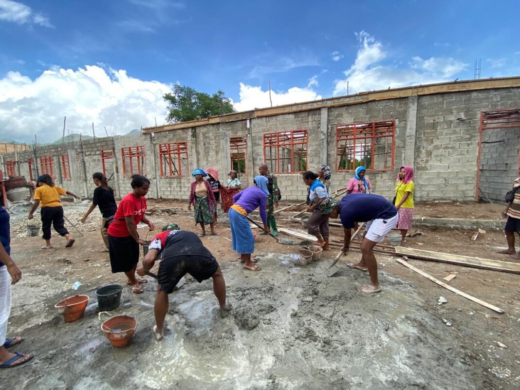 Semangat Gotong Royong Warnai Pembangunan di Desa Sunkaen oleh Satgas TMMD 127