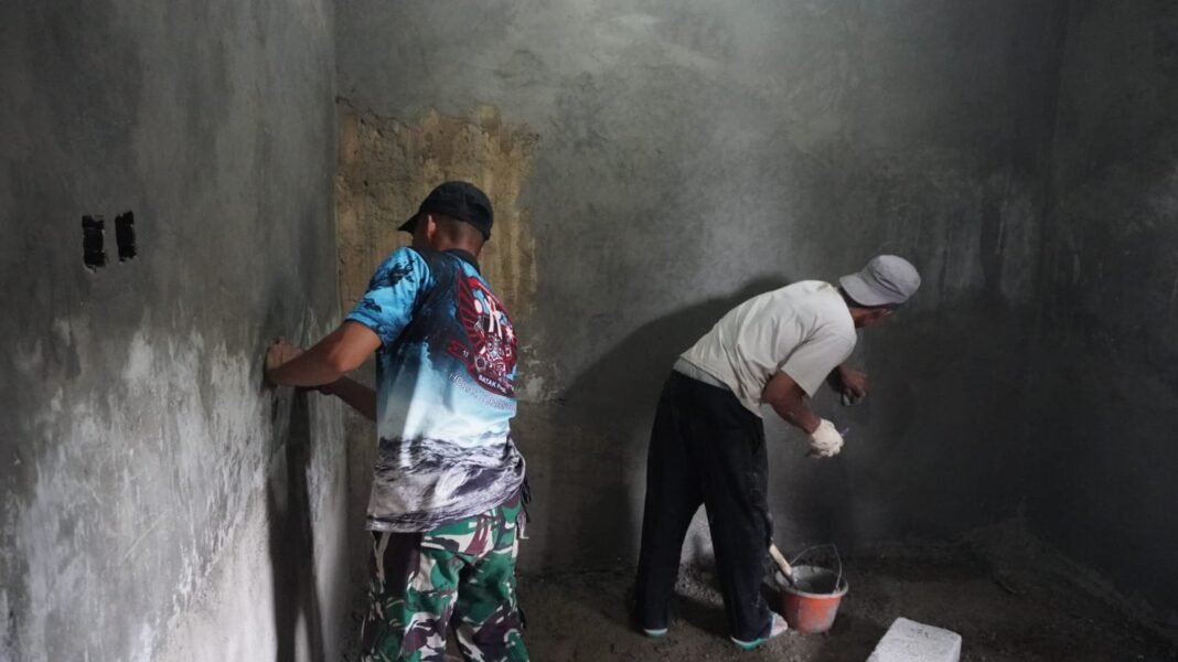 Pengerjaan Dinding Dalam RTLH Ibu Murdiana oleh Satgas TMMD Kodim 0508/Depok