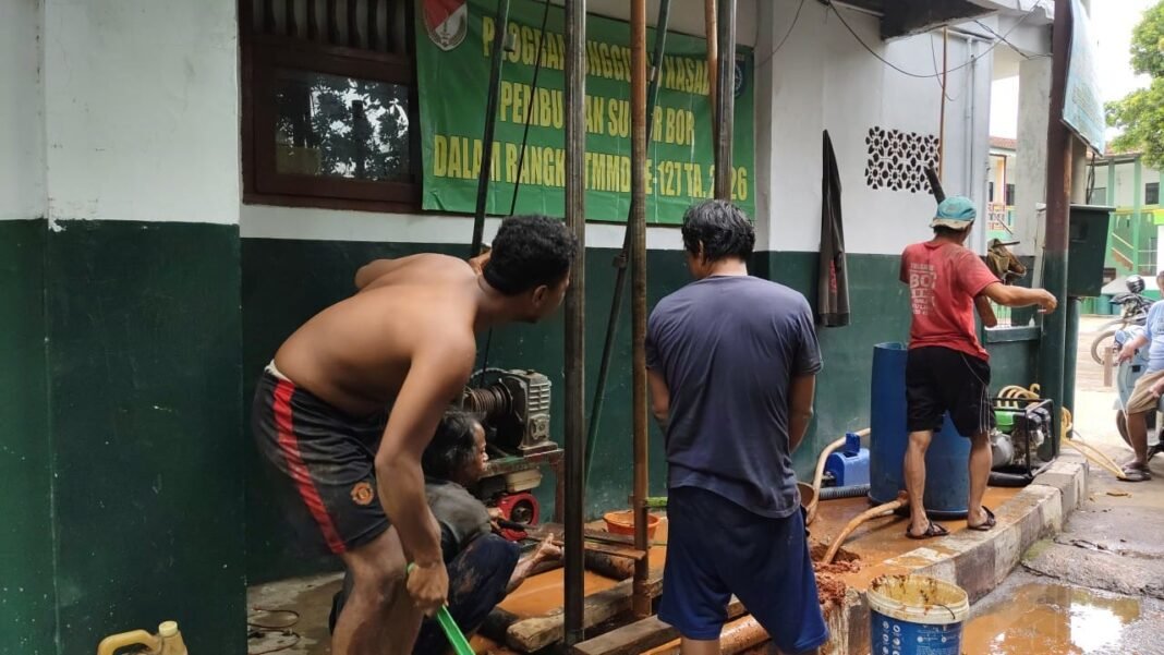 Progres Pembuatan Sumur Bor di MI Darul Falah II Capai 70 Persen, Dukungan TMMD Ke-127 Kodim 0508/Depok untuk Fasilitas Pendidikan