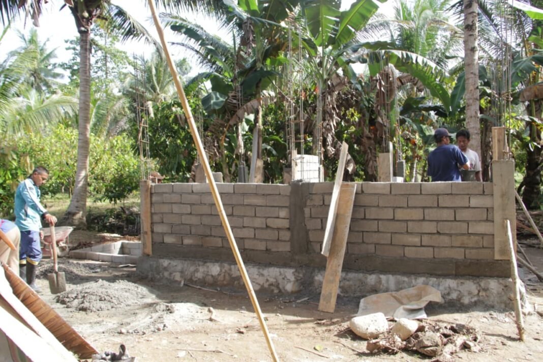 Satgas TMMD Kodim 1305/BT Bersama Warga Desak Pembangunan MCK di Desa Oyom