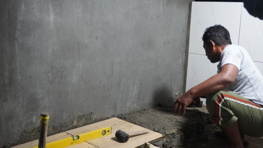 Pengabdian Satgas TMMD ke-127 Kodim 1015/Sampit dan Warga: Rehab MCK Mushola Menjadi Lebih Indah