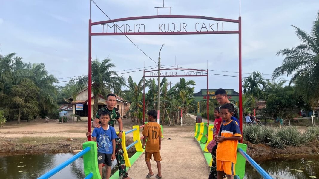 Satgas Kodim 0430/BA Jalin Komunikasi Sosial dengan Anak-Anak Desa Wonosari di TMMD 127