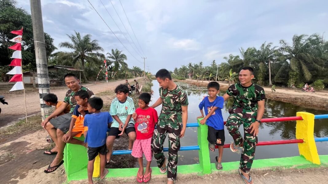 Satgas TMMD 127 Kodim 0430/BA Berikan Pesan Positif kepada Anak-Anak Wonosari