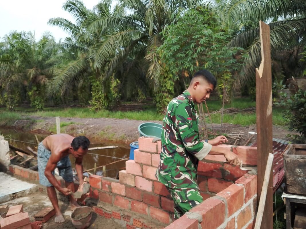 Satgas TMMD 127 Kodim 0430/BA Bersama Masyarakat Desa Wonosari Percepat Pembangunan RTLH Ibu Suwarti